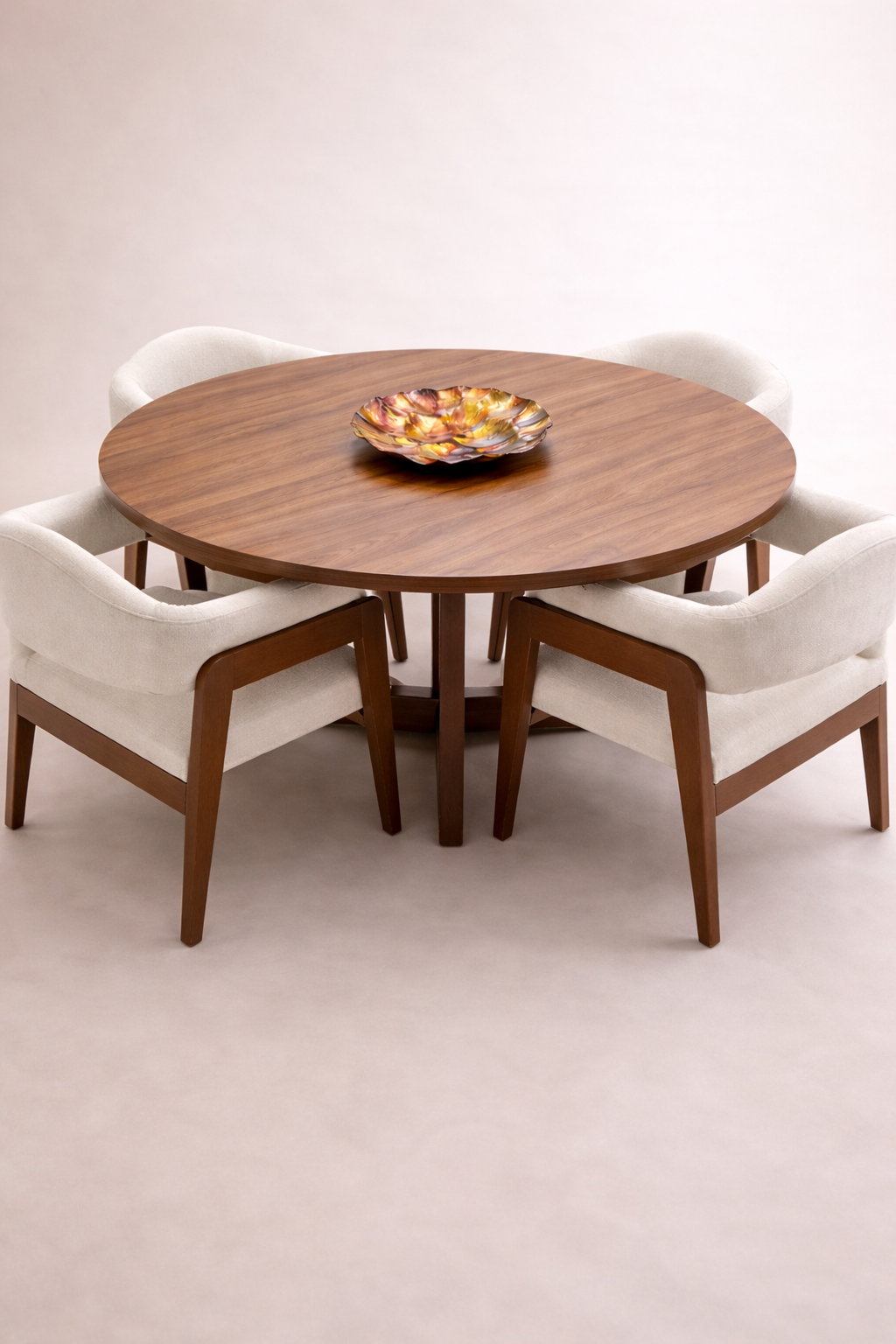 Comedor circular de 4 personas con betas en superficie